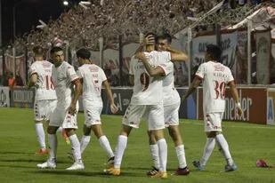 Huracán celebra uno de los goles en el Ciudad de Caseros