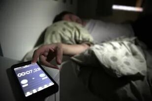 Tanto las pantallas como la incertidumbre que se agudizó con la pandemia conspiran contra la posibilidad de relajarse y conciliar el sueño