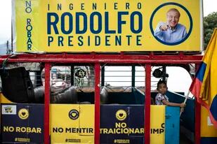 Un niño a bordo de la "Rodolfoneta" durante una caravana en apoyo al candidato presidencial Rodolfo Hernández un día antes de la segunda vuelta presidencial de Colombia, en Bucaramanga, el sábado 18 de junio de 2022. (Foto AP/Iván Valencia)