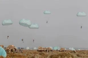 Paracaidistas del ejército iraní durante el ejercicio militar realizado hoy