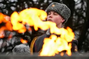 Un soldado de la guardia de honor junto a la llama eterna en el cementerio de Piskaryovskoye