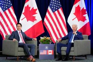 El primer ministro canadiense Justin Trudeau se reúne con el presidente estadounidense Joe Biden en la Cumbre de las Américas, el jueves 9 de junio de 2022, en Los Ángeles. (Sean Kilpatrick/The Canadian Press vía AP)