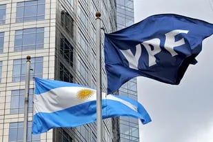 La Argentina todavía acumula dos juicios derivados de la cesación de pagos de 2001 y una demanda por la expropiación del 51% de las acciones de YPF, en 2012; de avanzar estas demandas, el país podría pagar, por lo menos, US$4697 millones