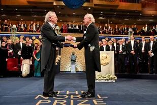 Peter Handke, de 77 años, recibió el Nobel de manos del rey Carlos XVI Gustavo de Suecia