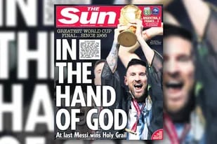Lionel Messi levantando la Copa del Mundo en la portada de The Sun