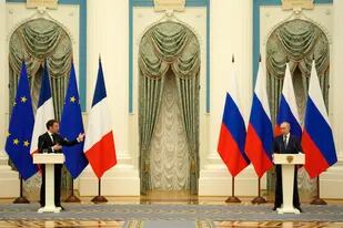 El presidente de Rusia, Vladimir Putin (derecha), escucha durante una rueda de prensa con el presidente de Francia, Emmanuel Macron, tras una reunión, el 7 de febrero de 2022 en Moscú. (AP Foto/Thibault Camus, Pool)