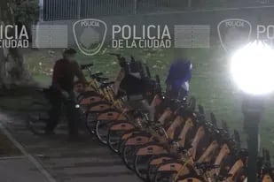 Adolescentes intentaron robar bicicletas en Parque Lezama