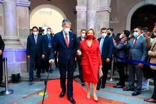 El presidente electo de Ecuador, Guillermo Lasso junto a su esposa María de Lourdes Alcívar para recibir por parte del Consejo Nacional Electoral (CNE) las credenciales que lo acreditan como jefe de Estado