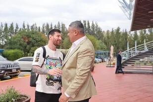 Claudio Chiqui Tapia recibe a Lionel Messi en el predio AFA de Ezeiza