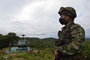 25/10/2020 Un soldado junto a un helicóptero en Colombia POLITICA SUDAMÉRICA COLOMBIA EJÉRCITO DE COLOMBIA