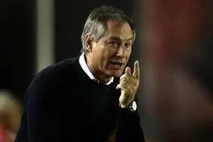 Como un manager inglés: Ariel Holan manda más que nunca en Independiente