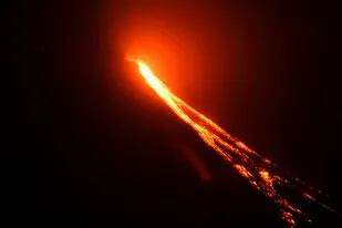 Imagen de cuando el volcán Pacaya entró en erupción visto desde la aldea Rodeo en el municipio de San Vicente Pacaya, a unos 50 km al sur de la ciudad de Guatemala, el 5 de marzo de 2021.