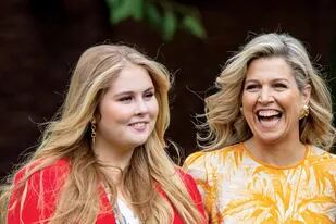 La princesa Amalia junto a su madre, la reina Máxima, en julio pasado en La Haya. (Photo by Patrick van Katwijk/WireImage)