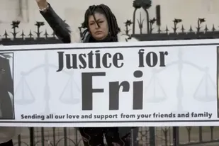"Justicia para Fri" dice un cartel de un grupo de apoyo