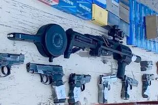 Pistolas, cargadores y un kit Roni para convertirlas en fusiles automáticos, parte del arsenal que era trasladado de contrabando en un camión hacia Chile
