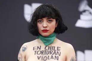 "En Chile torturan, violan y matan", dice la inscripción en el cuerpo de la cantante Mon Laferte, artista chilena radicada en México