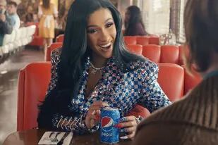 En el aviso de Pepsi, se la ve a la cantante jugando con una lata