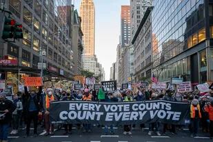 En Nueva York hubo protestas pacíficas controladas por un importante dispositivo de seguridad; llaman a "cuidar el voto"