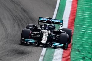 Lewis Hamilton salvó el error del despiste con una remontada desde el noveno puesto al segundo lugar; Mercedes descubrió que la temperatura y la administración de los neumáticos se presentó una problemática para el modelo W12