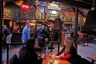 Los bares y restaurantes podrán volver a atender clientes en mesas al aire libre, desde el lunes hasta el viernes, con horario limitado