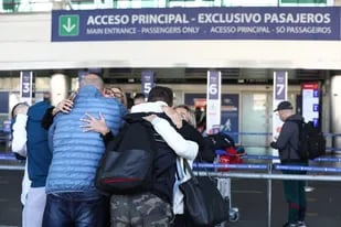 Llegada de pasajeros argentinos desde el exterior en el primer día de la flexibilización en las restricciones de vuelos