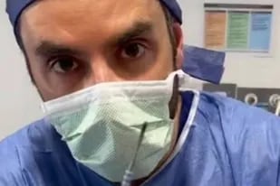 El cirujano plástico Daniel Aronov fue sancionado por subir videos a TikTok mientras realiza sus intervenciones quirúrgicas