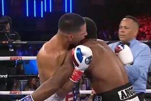 El momento en que el boxeador intentó morder la oreja de su rival
