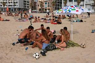 Tras meses de cierres y prevenciones, los israelíes salen a disfrutar del aire libre, como en esta playa de Tel Aviv