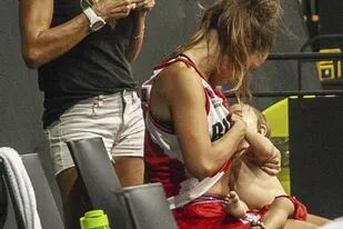 González amamantando a su hija Madeleine durante el entretiempo