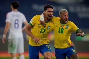 Lucas Paquetá y Neymar, los socios del gol: el 17 anotó el primero de Brasil ante Chile.