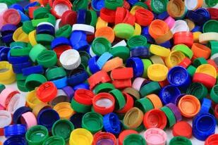 El plástico convencional está hecho de petróleo y no se desgrada, lo que contamina el planeta con microplásticos; el uso de este nuevo material basado en azúcares permitiría salvar este escollo