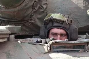 Un soldado ucraniano mira desde un tanque en el vecindario de Lukyanivka, en la región de Kiev, el lunes 27 de marzo de 2022. (AP Foto)