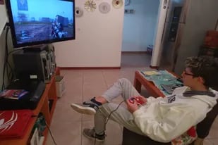 La noche se convirtió en el momento elegido por los adolescentes para socializar entre pares. En la imagen, Juan Ignacio, de 15 años, jugando online con sus amigos