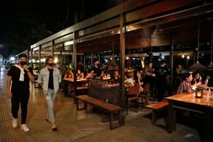 Los bares de Palermo, anoche, en la última jornada antes de que rija el nuevo decreto nacional con restricciones a la nocturnidad