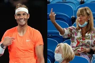 Rafael Nadal sonríe, pero luego se transformaría en un momento incómodo: una mujer le realizó un gesto obsceno en medio de un match y fue retirada del Rod Laver Arena.