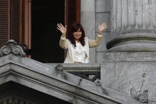 Cristina Fernández de Kirchner saluda desde el balcón de su despacho en el Congreso de la Nación