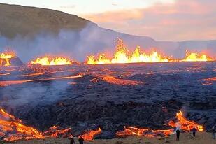 10/08/2022 Las espectaculares imágenes volcánicas de este fotógrafo: la naturaleza en todo su esplendor.  MADRID, 10 Ago. (EDIZIONES) Un hombre capta imágenes de la erupción de una fisura en un volcán activo. Muhammed Emin Kizilkaya, un cazatormentas aficionado de 28 años, subió durante más de dos horas al volcán Fagradalsfjall para grabar su erupción activa en Meradalir (Islandia) el 4 de agosto de 2022.  SOCIEDAD YOUTUBE-VIDELO-MUHAMMED EMIN KIZILKAYA