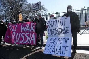 Activistas contra la guerra se manifiestan contra la escalada del conflicto con Rusia en Ucrania frente a la Casa Blanca en Washington, DC, el 27 de enero de 2022.