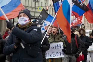 En Donetsk, activistas festejaron con banderas rusas el día que Putin la reconoció como un Estado independiente