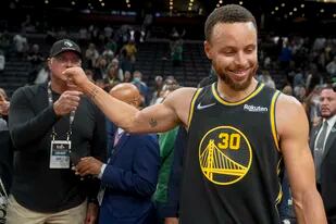 Stephen Curry, de los Warriors de Golden State, festeja tras la victoria sobre los Celtics de Boston en el cuarto partido de las Finales de la NBA, el viernes 10 de junio de 2022 (AP Foto/Steven Senne)
