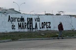Río Gallegos. Santa Cruz. Un muro en la calle Mariano Moreno de esta ciudad, donde se lee Aparición con vida de Marcela López, desaparecida hace un año.