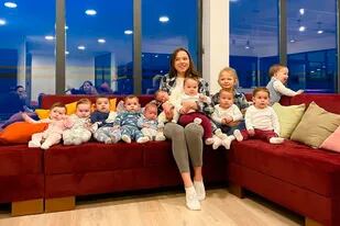 Christina Ozturk posa con sus 11 hijos en la ciudad de Batumi en Georgia, donde la subrogación de vientres es legal
