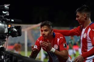 Ángel Romero festeja uno de sus goles frente a Bolivia por la Copa América 2021: un clásico, frente a la cámara