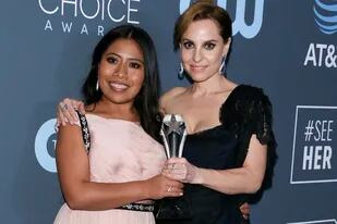 Las actrices de Roma posan sonrientes con el premio a mejor película