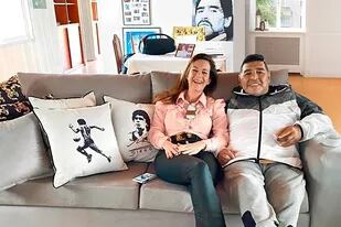 Jazmín Garbini junto a Diego Maradona, el día que fue a llevarle los productos de su marca de decoración