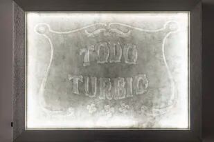 Obra: "Todo turbio" (2023), papel de algodón hecho a mano, realizado con agua cruda y marco de luz plateado a la hoja con interruptor