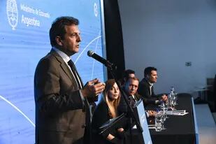 Sergio Massa, en Neuquén, junto a Flavia Royón, secretaria de Energía; Omar Gutiérrez, gobernador de Neuquén; Eduardo De Pedro, ministro del Interior, y Darío Martínez, exsecretario de Energía.