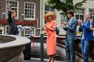 La reina Máxima de Holanda inaugura el puente impreso 3D en un canal de la ciudad de Amsterdam
