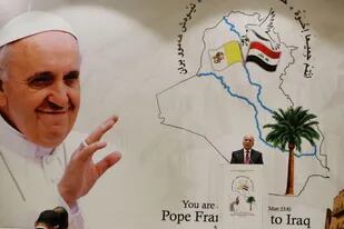 La imagen de Francisco en un afiche, detrás del canciller iraquí, Fuad Hussein, en Bagdad