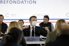 "Sigo instrucciones": por qué Macron volvió a usar barbijo en un evento público